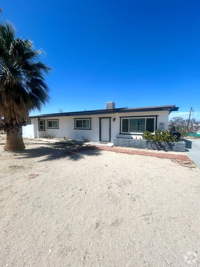 Building Photo - 4 Bedroom 2 Bathroom Home in Quiet Neighbo...