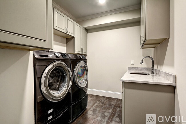 Building Photo - 216 5th Ave