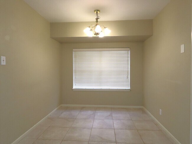 Building Photo - South Tyler! Beautiful 4 Bedroom, 3 Bath H...