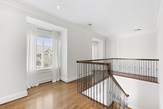 Building Photo - Elegant Living Minutes from the Medical Ce...