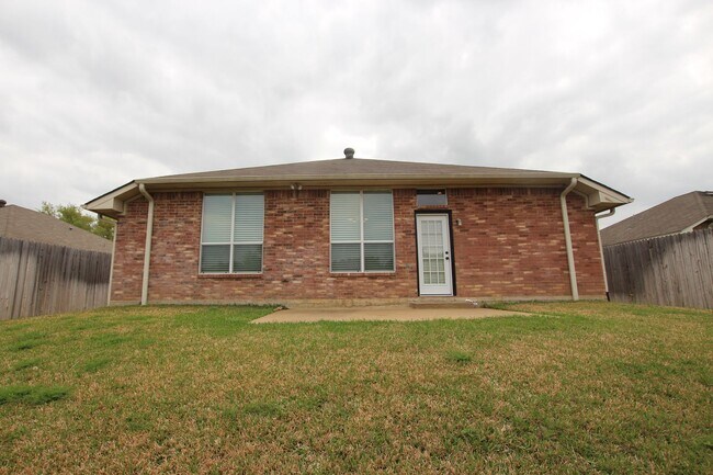 Building Photo - Beautiful 4 bedroom 2 bath home in Flint!