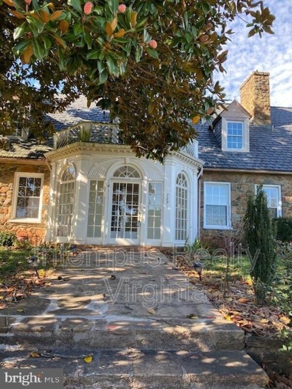 Building Photo - 7296 Fenton Farm Ln