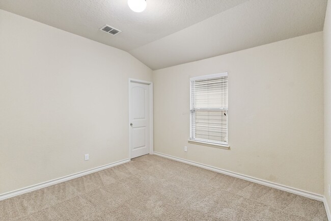 Building Photo - 5 Bedroom/3.5 Bath Saddle Creek Subdivision