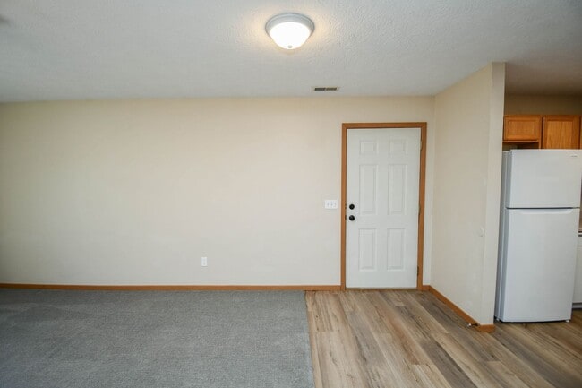 Building Photo - Comfortable 3-Bedroom Condo in Brandon – Available Now!