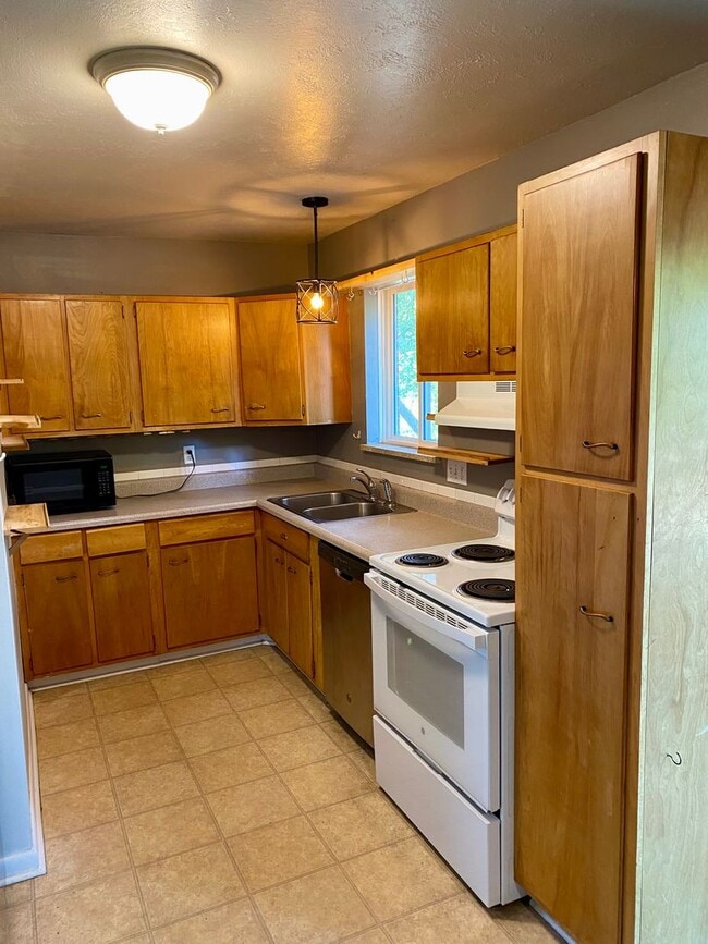 Building Photo - Available for 2026-2027 Fall Pre-Leasing! ...