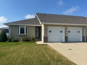 Building Photo - 3 Bedroom Townhome