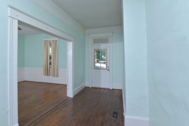 Building Photo - Charming 2 bedroom 1 bath home in Elmwood ...