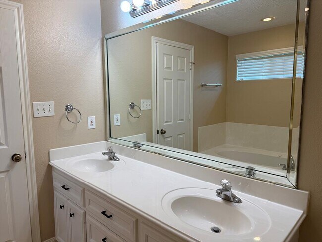 Building Photo - 18421 Sunrise Oaks Ct