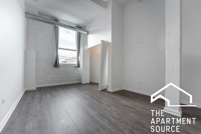 Building Photo - 932 W Dakin St