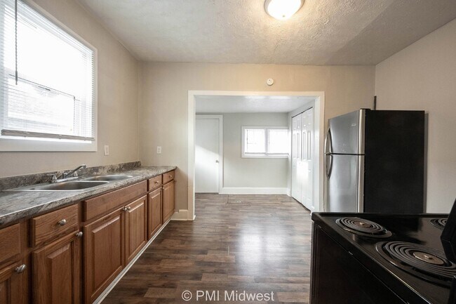 Building Photo - Charming 2-Bedroom Duplex in Indianapolis ...