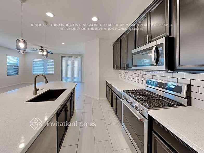 Building Photo - 712 S 201st Ln