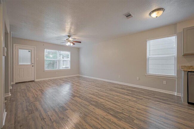 Building Photo - 5009 Willow Point Dr