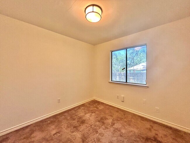 Building Photo - Cozy 3BR/2BA Single-Story Home with Privat...