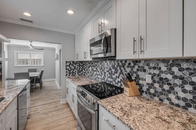 Building Photo - Renovated Spanish-Style 2/1 Beach Bungalow...