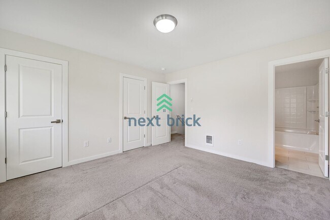 Building Photo - 2 BED & 2.5 BATH TOWNHOUSE FOR RENT