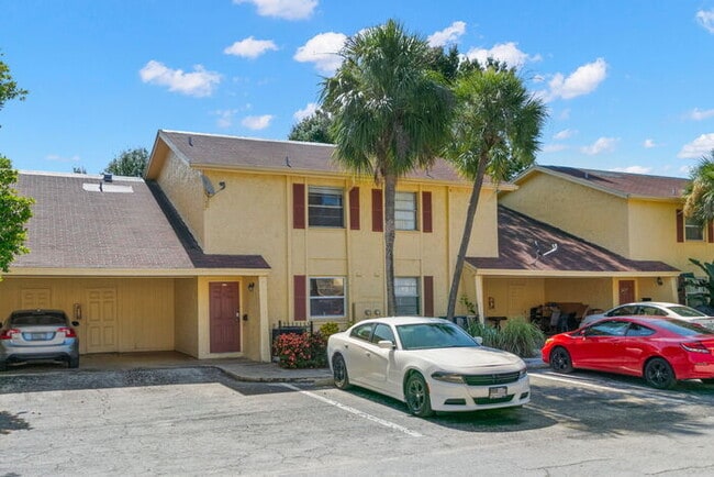 Building Photo - Town Home For Rent in Town 'n' Country!