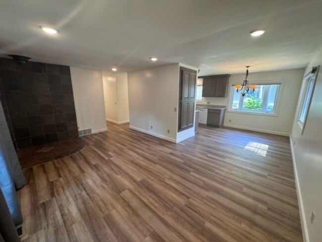 Building Photo - CHARMING HOME ON EAST SIDE OF TRAVERSE CITY NEAR NMC