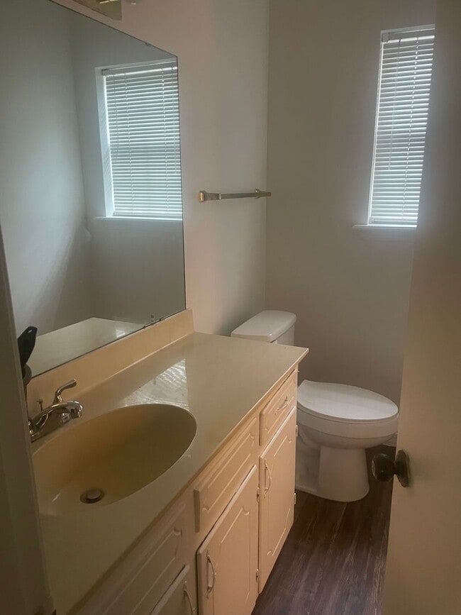 Building Photo - 2/1 ptisd Available for immediate Move in