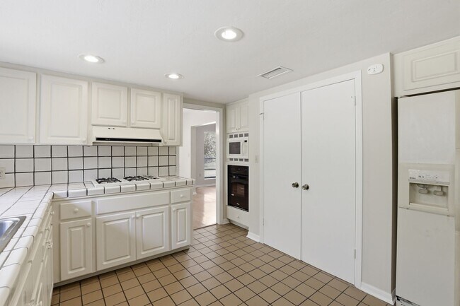Building Photo - 4 Bedroom, 3 Bath House on 1 Acre in Fox Grove