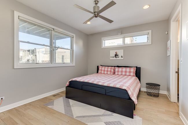 Building Photo - 922 N Hermitage Ave