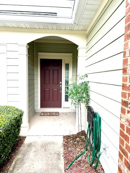 Building Photo - 7014 Roundleaf Dr