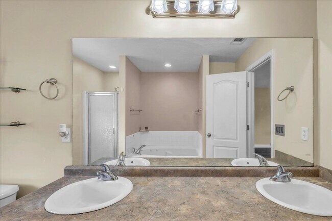 Building Photo - Spacious 4 Bed, 2.5 Bath in White Oak