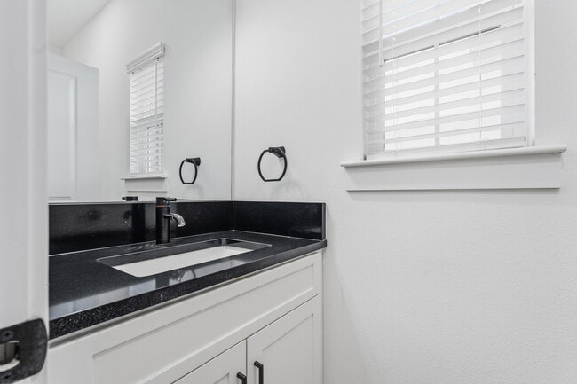 Building Photo - 10928 Norwich Ave