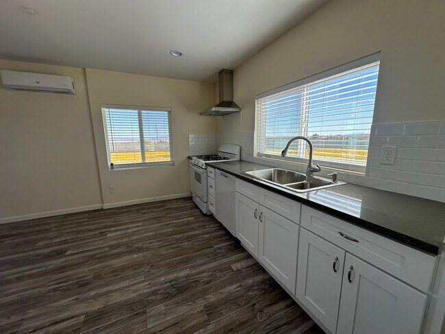 Building Photo - PRIVACY! PRIVACY! Cute newly remodeled 2 bed/1 bath home!