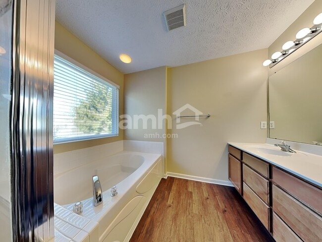 Building Photo - 552 Wildlife Ct