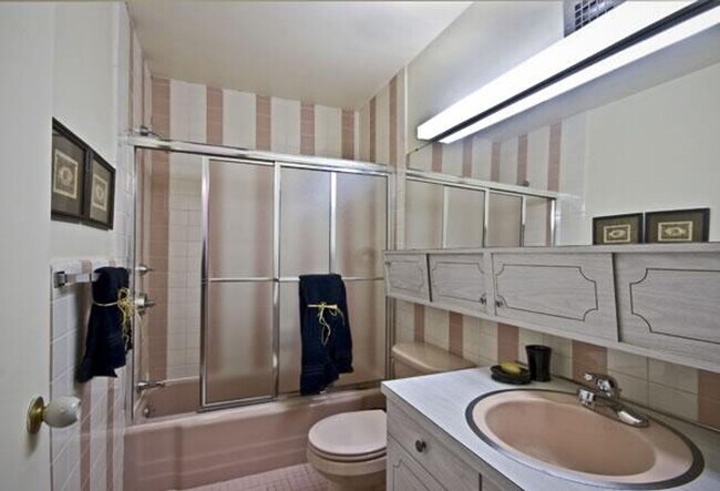 Building Photo - Duplex In Cleveland Circle , Access 3 Trains, HT HW Inn 1 FREE MONTH & NO FEE,, Balcony Elevator