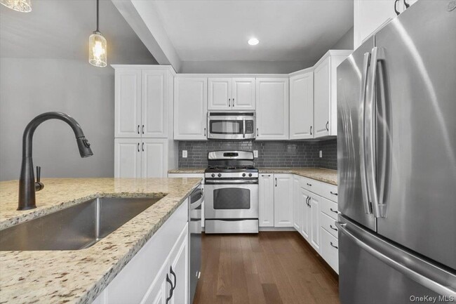 Building Photo - 135 N River Dr