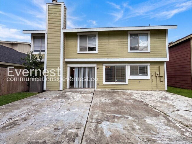 Building Photo - 4 Bed, 2.5 Bath with Fenced Yard & Garage / Pet-Friendly / Available Now!
