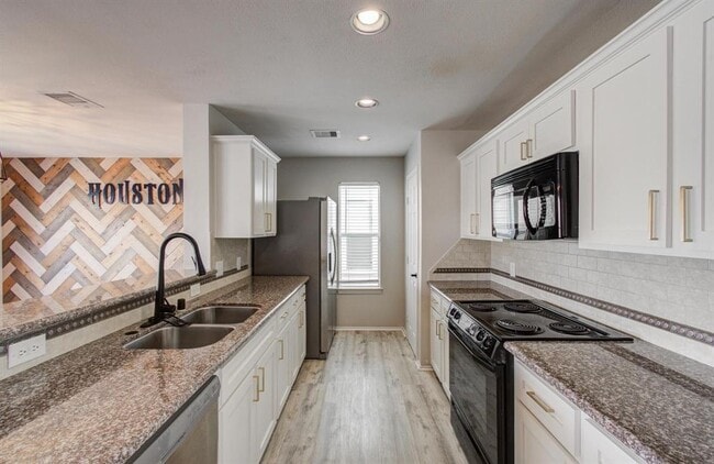 Building Photo - 2631 Woodridge Manor Dr