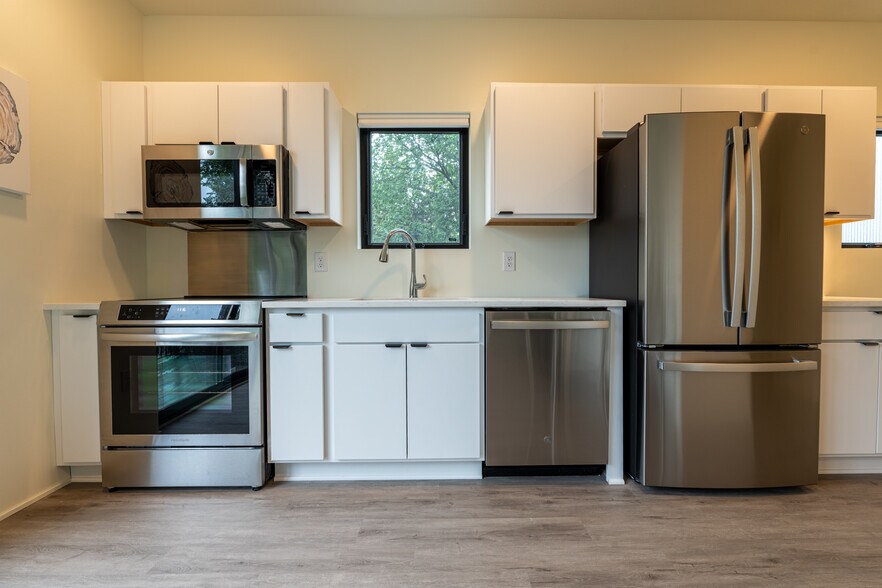 Building Photo - 2718 Grand Ave S