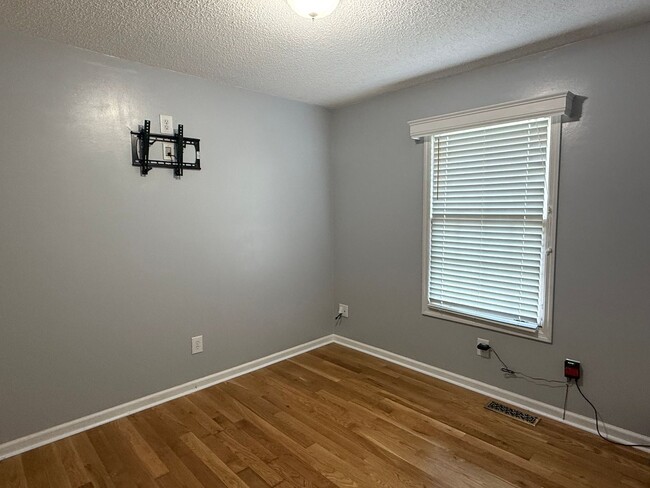 Building Photo - 3 bedroom one- level beauty in North Johnson City!