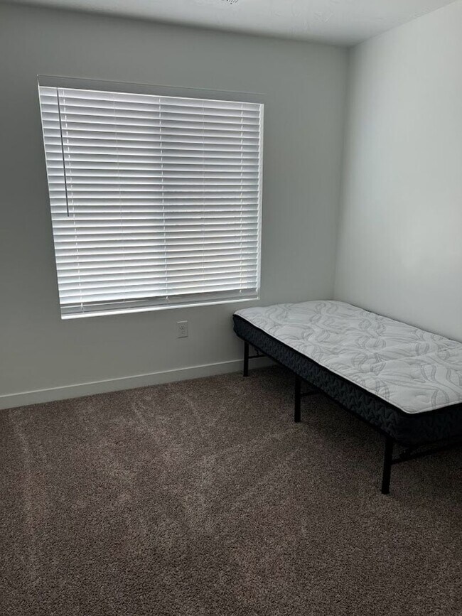 Building Photo - Beautifully Furnished 4 bedroom 2.5 Bath!