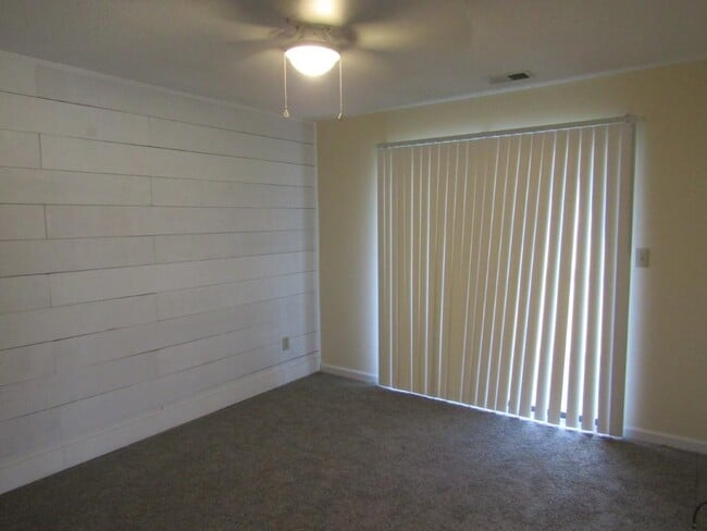 Building Photo - 1095 Plantation Dr