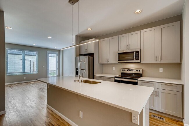 Building Photo - Beautiful + Spacious 2 Bed Townhome