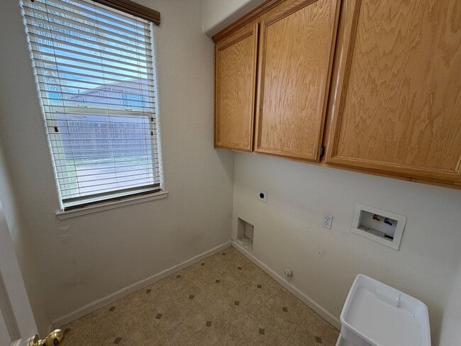 Building Photo - Spacious Home in Quiet Area