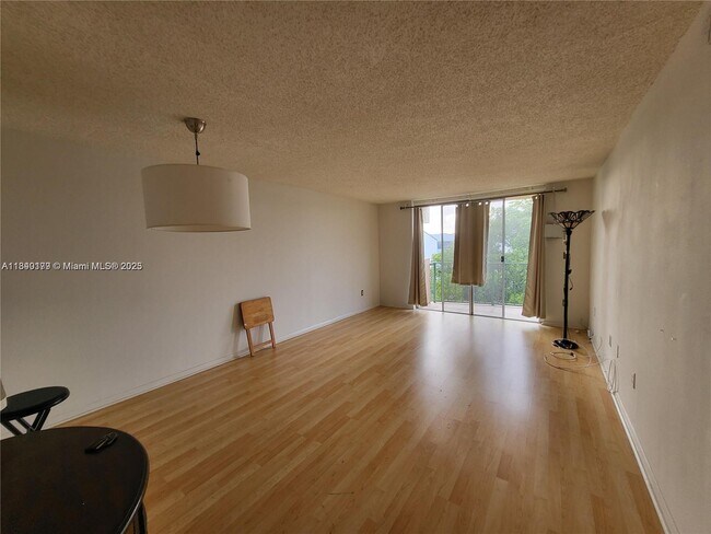 Building Photo - 9360 Fontainebleau Blvd