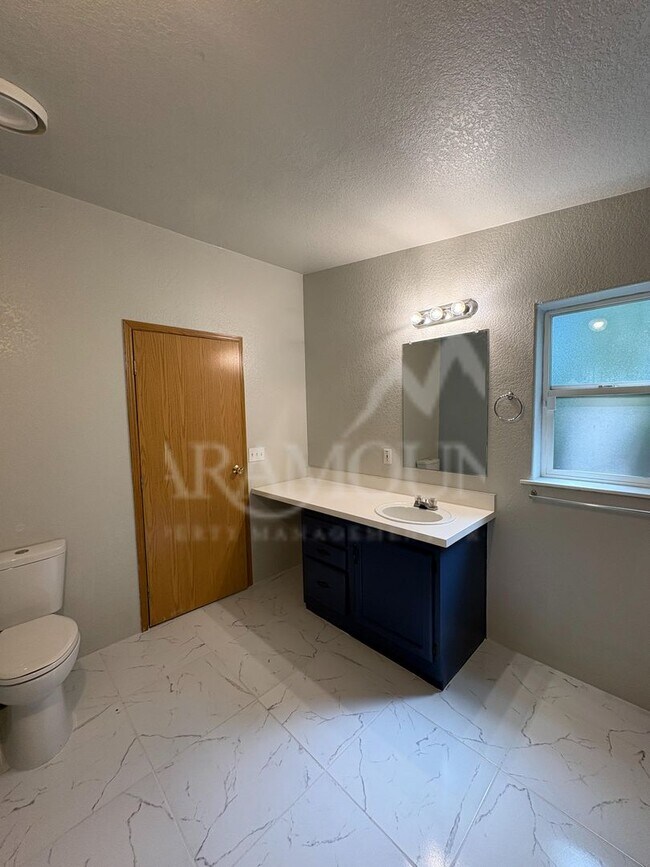 Building Photo - Spacious 3 Bedroom 2 Bathroom with yard space!