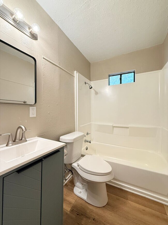 Building Photo - 1 Bedroom 1 Bath - Updated