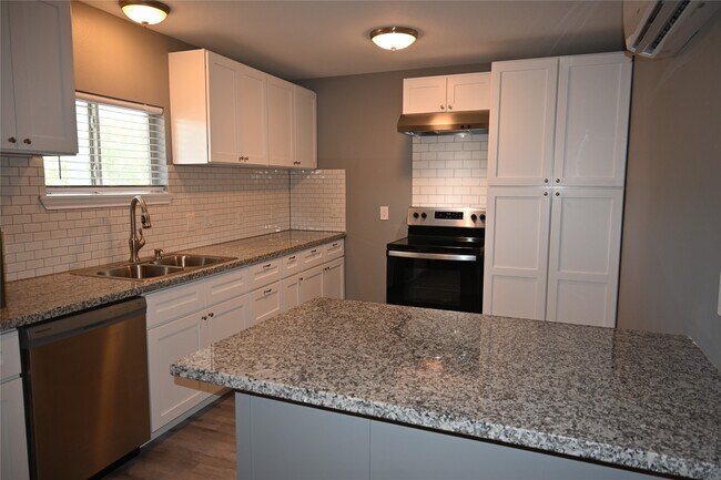 Building Photo - 510 Glen Cove Blvd