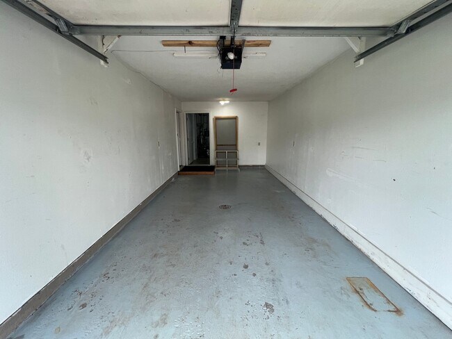 Building Photo - One level living w/ Attached Garage Available July!