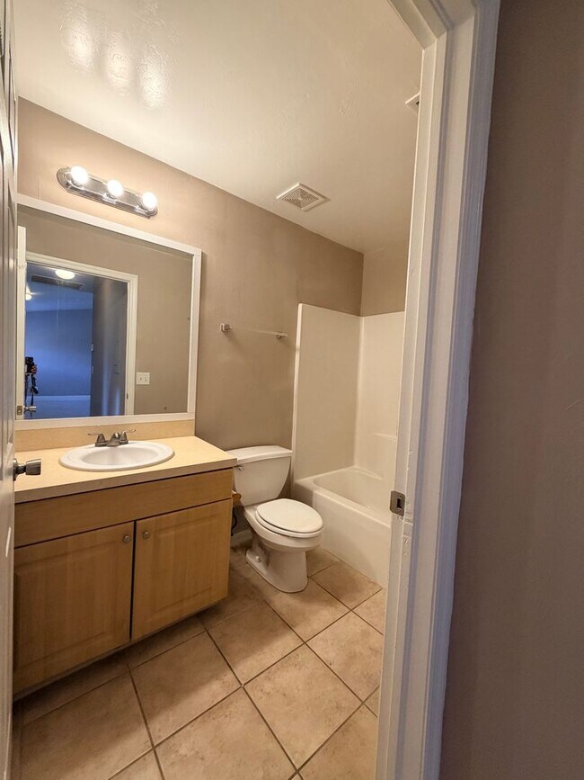 Building Photo - 3 Bedroom 2 Bath Duplex