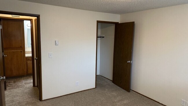 Building Photo - 2 bedroom ground level apartment