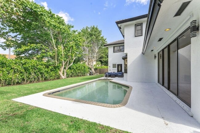 Building Photo - 150 Lucina Dr