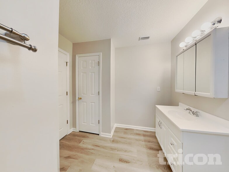 Building Photo - 2122 Center Way