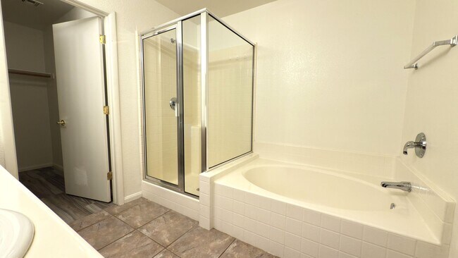 Building Photo - 10631 Streamside Ave