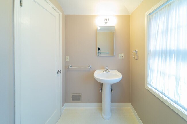 Building Photo - Charming and Well-Maintained Home in a Serene Neighborhood